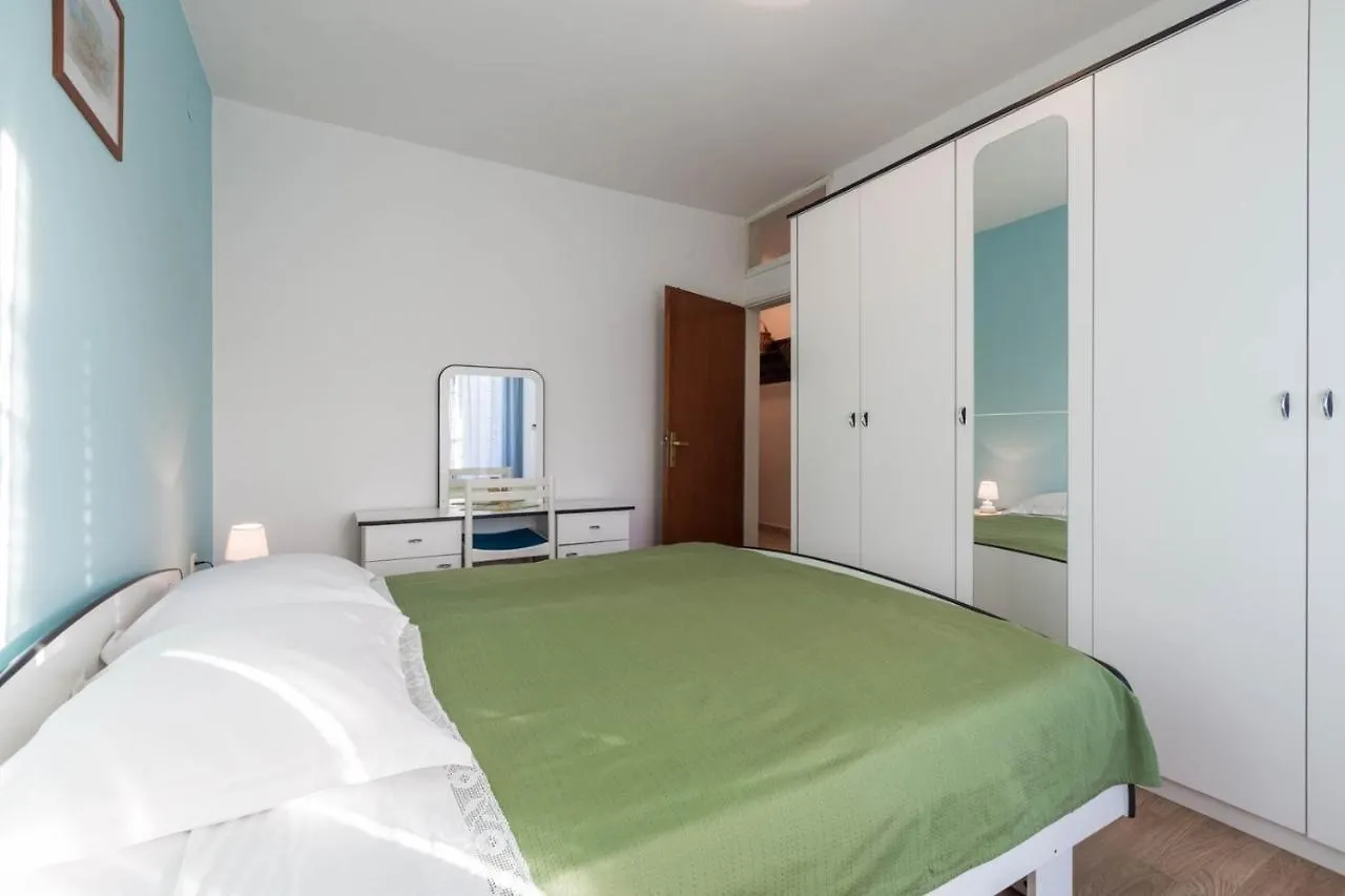 Seaside Villa Paola: 3-Bedroom Garden Retreat Porec