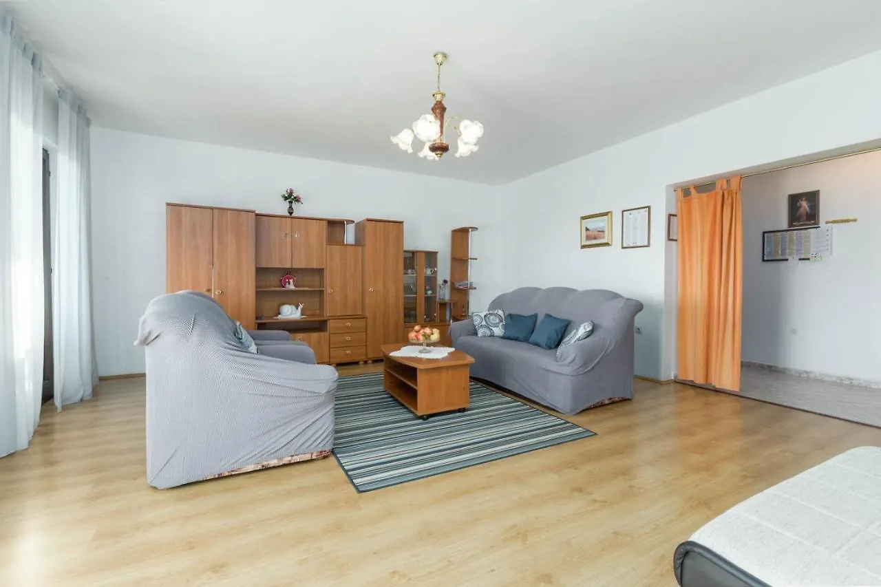 Seaside Villa Paola: 3-Bedroom Garden Retreat Porec Apartment