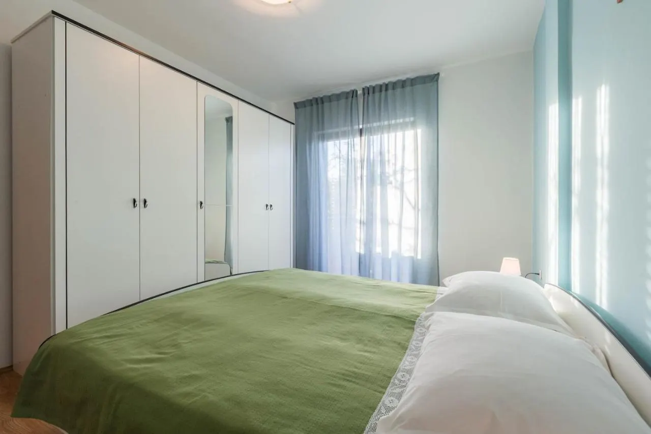 Seaside Villa Paola: 3-Bedroom Garden Retreat Porec