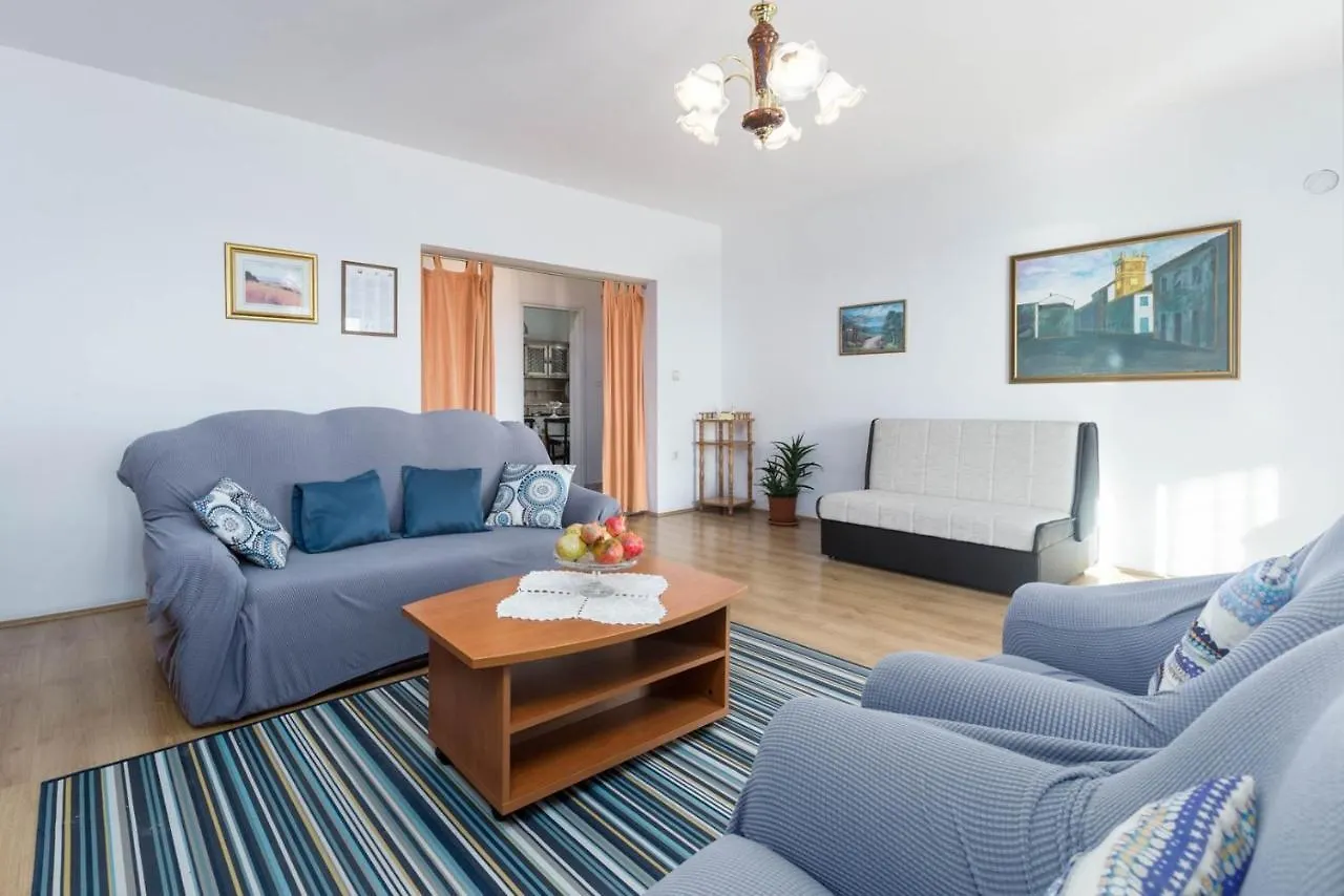 Seaside Villa Paola: 3-Bedroom Garden Retreat Porec Apartment