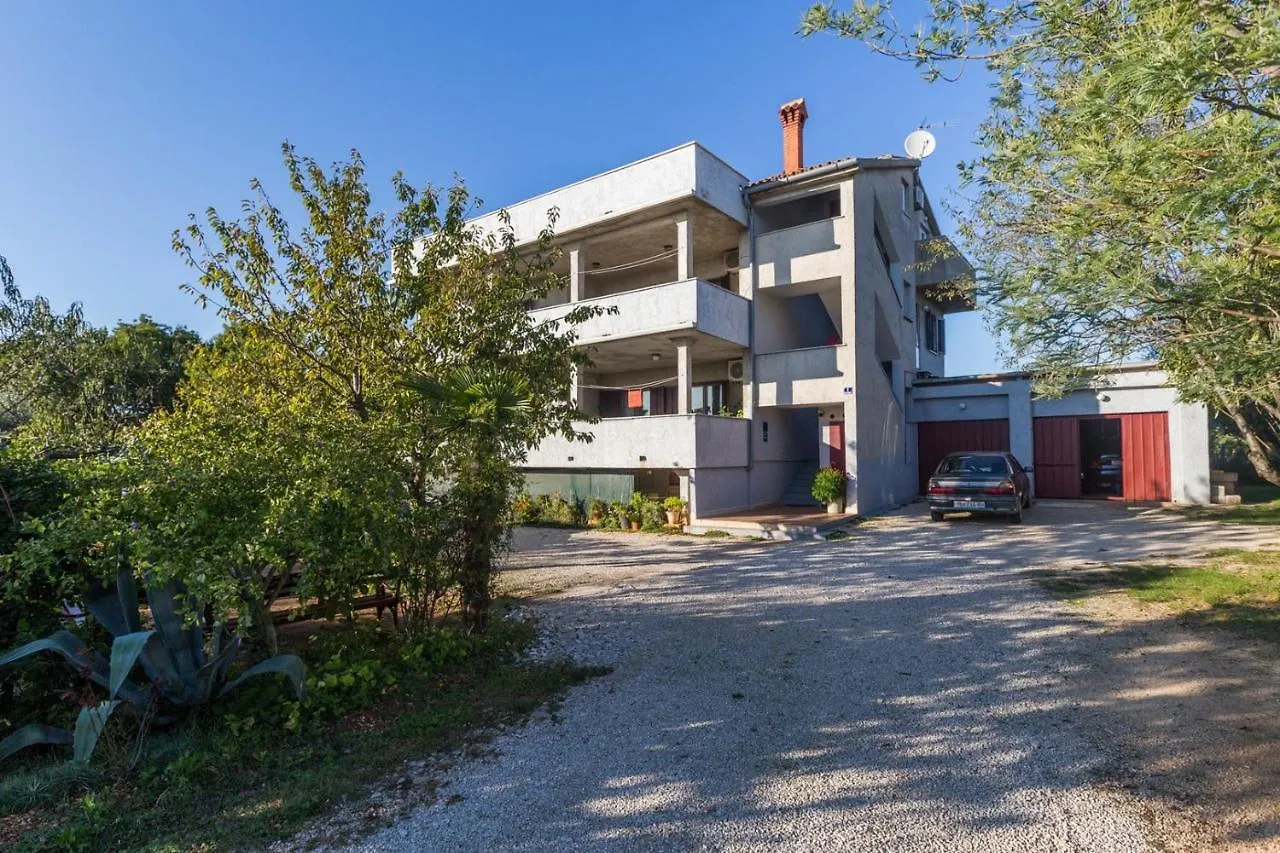 Seaside Villa Paola: 3-Bedroom Garden Retreat Porec Apartment