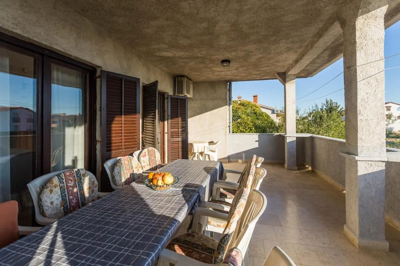 Seaside Villa Paola: 3-Bedroom Garden Retreat Porec
